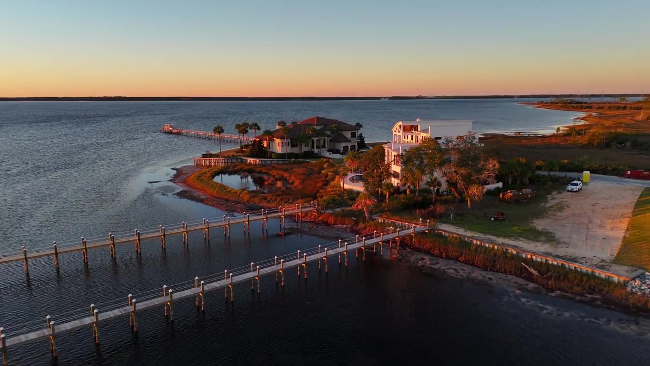 Tramonto panoramico a Goose Bayou, Panama City, Florida, USA - Ripresa aerea con drone.
