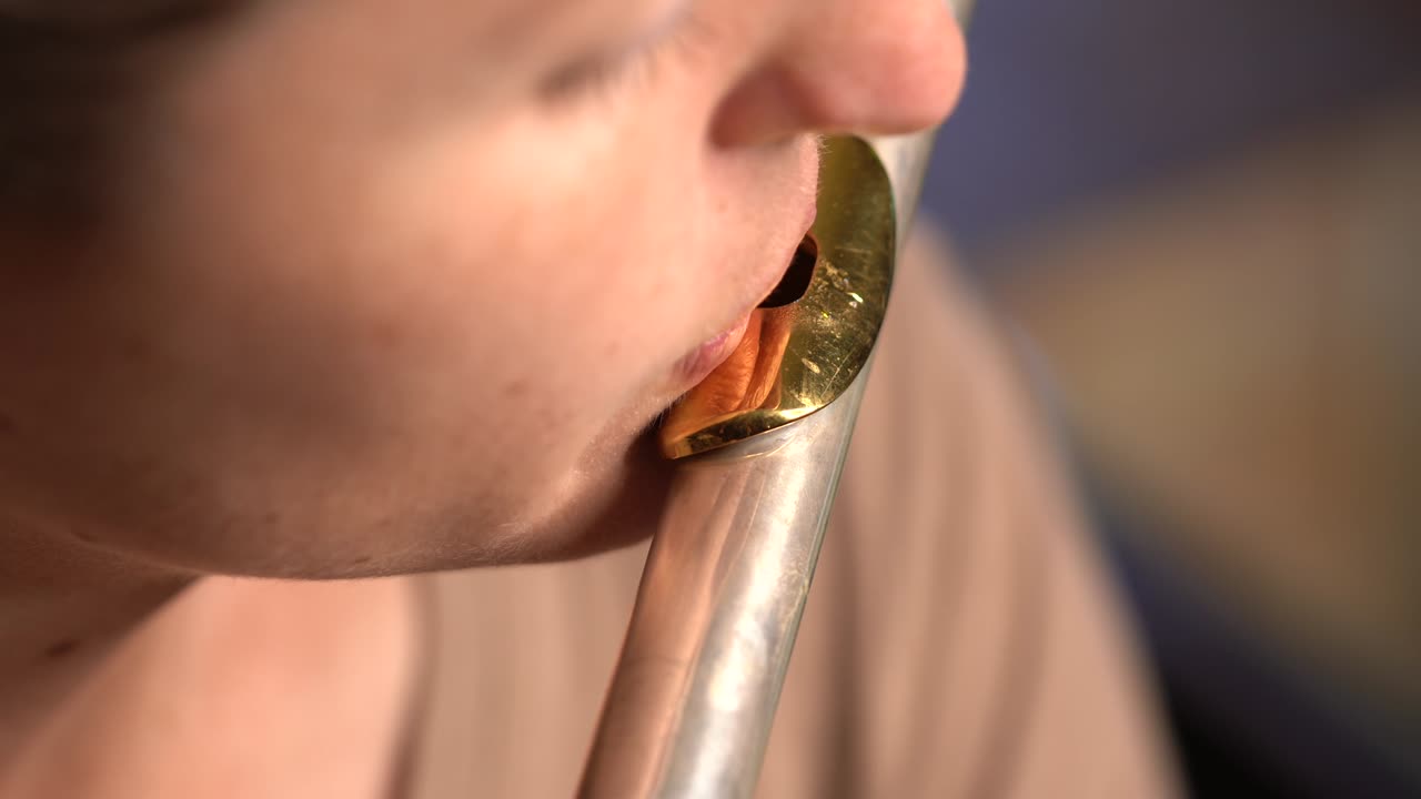 클로즈업 매크로 입술을 불어 넣고 플루트를 연주하는  뷰