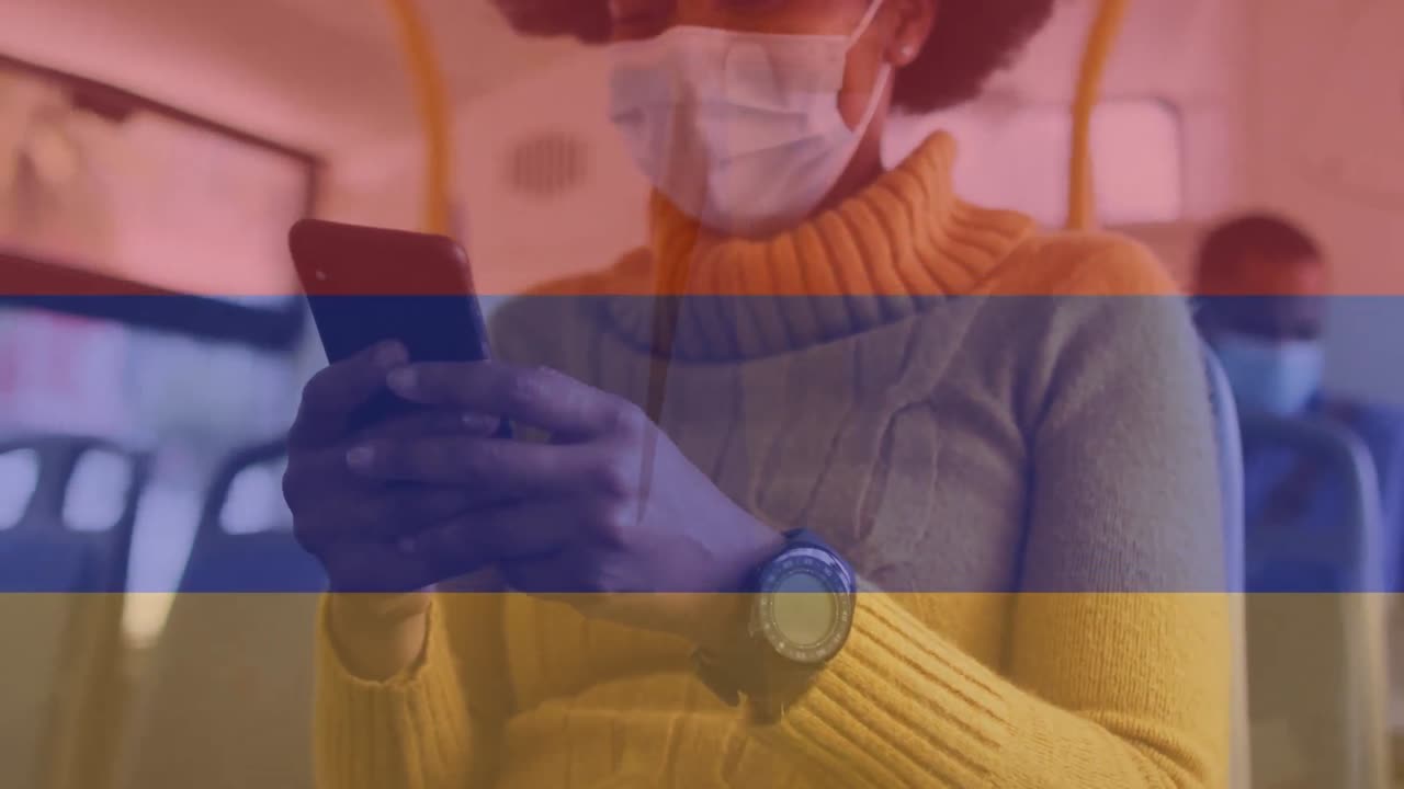 animación de la bandera de armenia sobre mujer afroamericana con máscara facial usando teléfono inteligente en el autobús