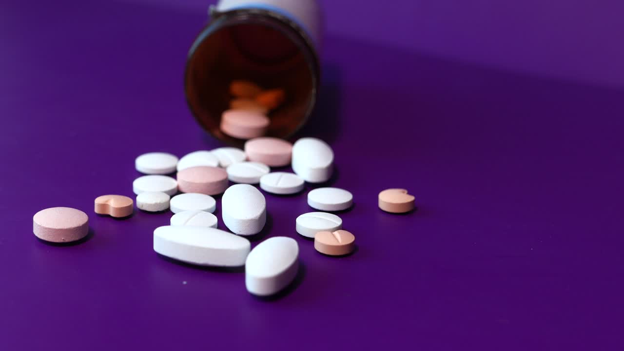 pastillas esparcidas en la superficie púrpura