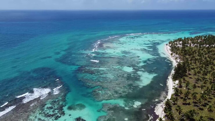 Incredibile immagine aerea con drone della spiaggia di mare