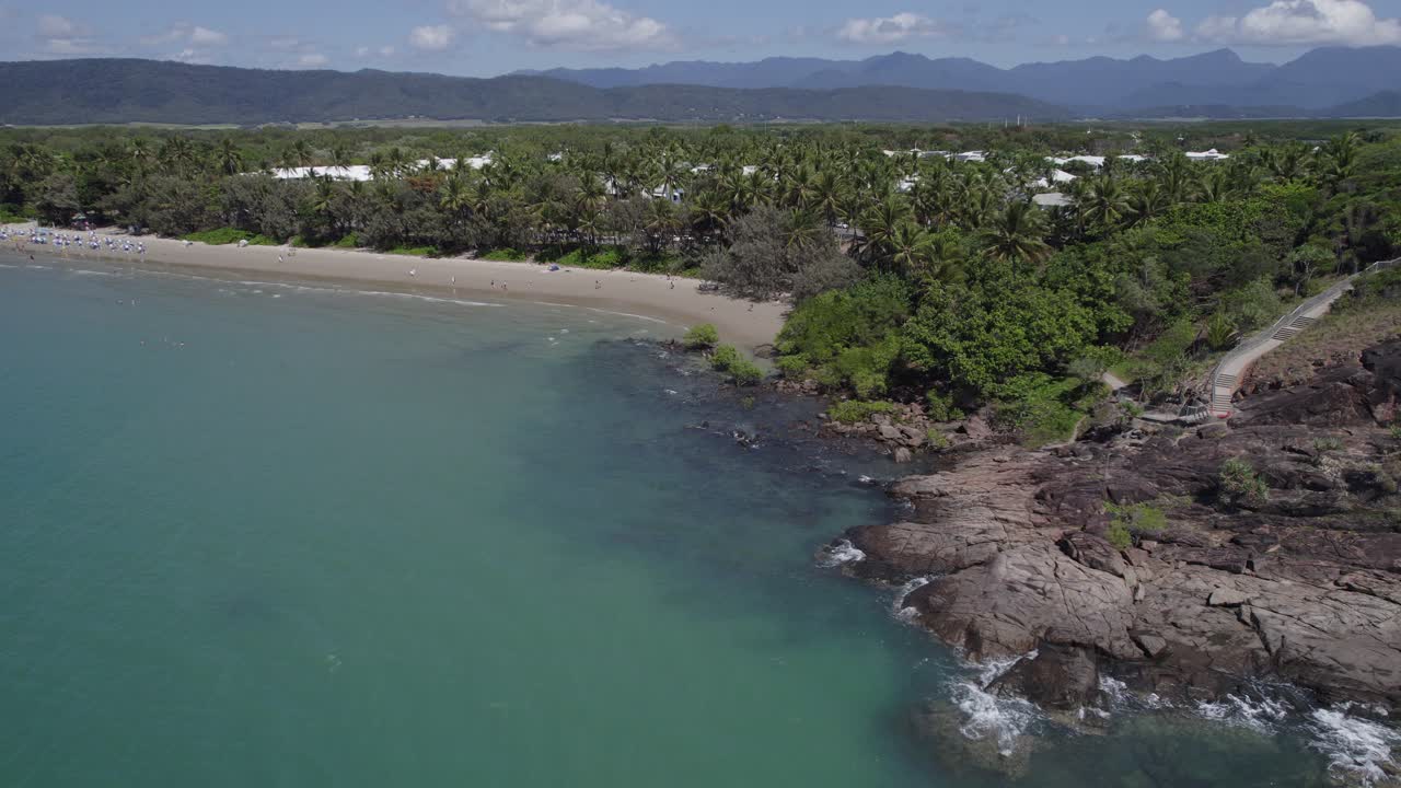 frondosos árboles tropicales y la costa arenosa de la playa de cuatro millas en port douglas, australia