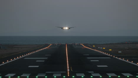 llegada del avión al aeropuerto costero al anochecer