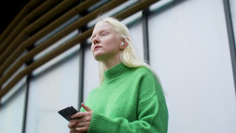 mujer usando teléfono inteligente al aire libre