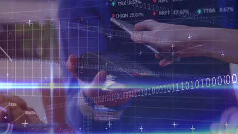 animación de gráficos financieros y procesamiento de datos sobre hombre caucásico con terminal de pago