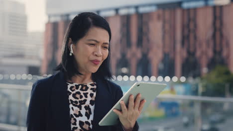 mujer de negocios en video llamada