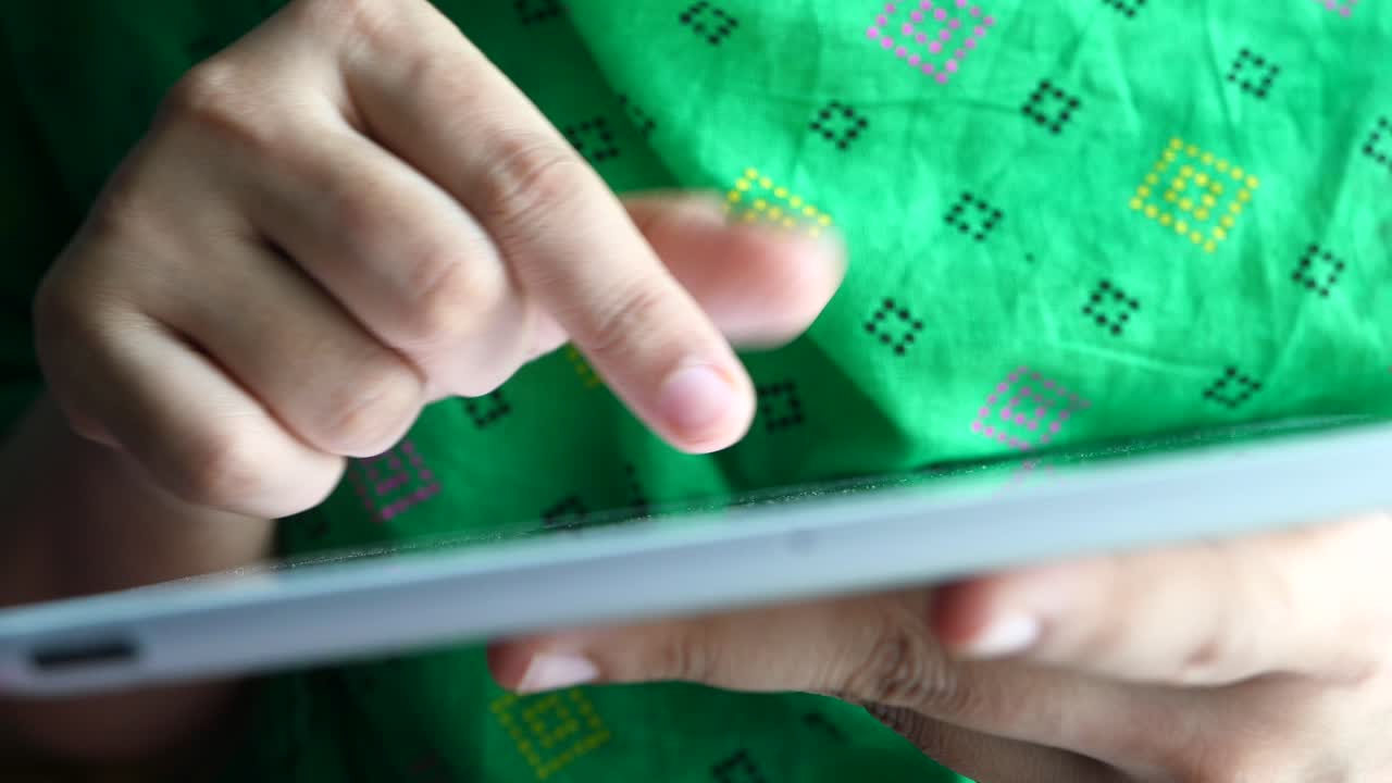 persona que utiliza una tableta