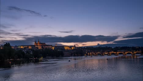 Lapso-De-Tiempo-De-La-Puesta-De-Sol-De-Praga-Al-Atardecer-Con-Vistas-Al-Puente-De-Carlos-Y-La-Catedral-De-San-Vito