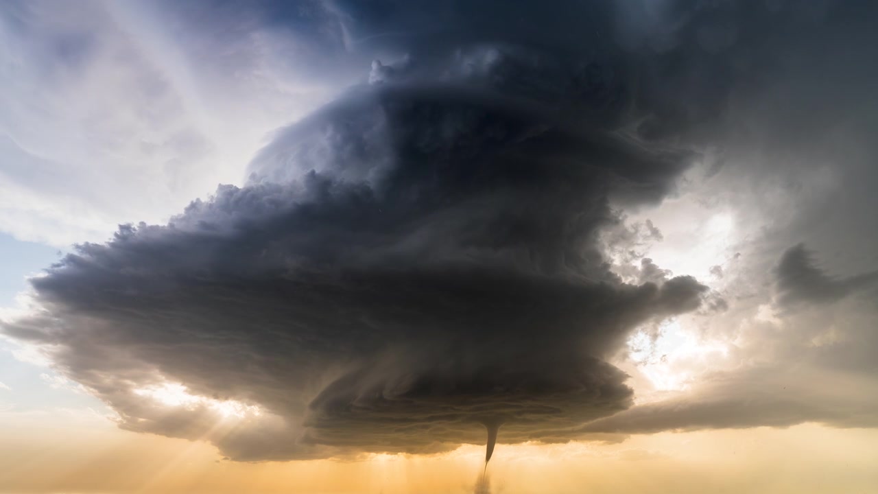 Tornado under en roterende supercellestorm, dramatisk vejr.