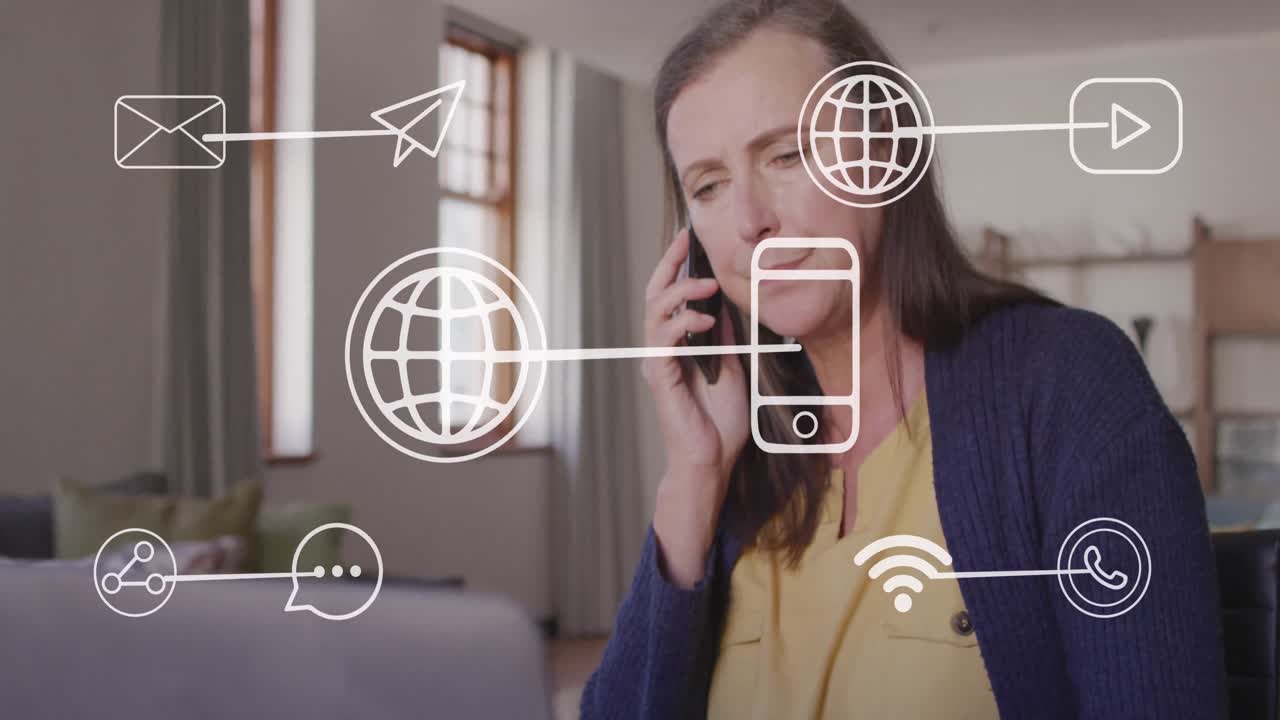 animación de iconos y procesamiento de datos sobre mujer caucásica usando teléfono inteligente.