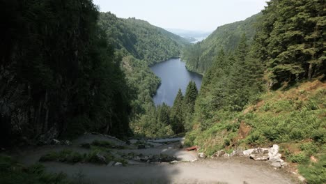 Luftaufnahme-Mit-Menschen,-Die-Auf-Einem-Pfad-In-Kossdalssvingene-Spazieren-Und-Eine-Wunderschöne-Landschaft-In-Osterøy,-Norwegen,-Offenbaren