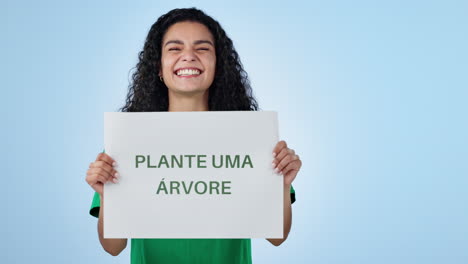 voluntario, cartel y mujer plantando árboles en el estudio
