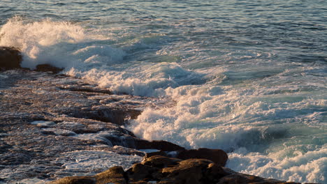 Olas-Del-Mar-Espumosas-Que-Transmiten-Rayos-De-Sol-Naturaleza-Primer-Plano.-Rompiendo-El-Agua-Del-Océano-Escénico