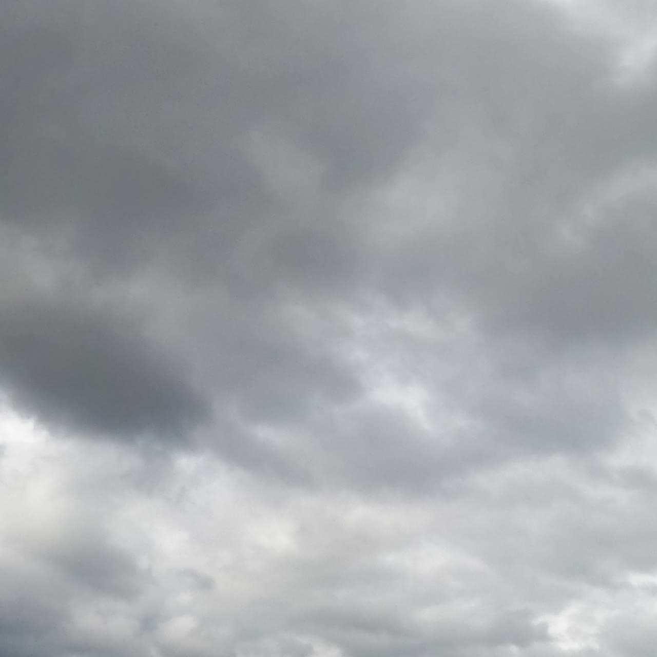 Langit biru yang jarang terlihat dari balik awan kelabu. Cakrawala mendung dari sudut pandang rendah. Timelapse