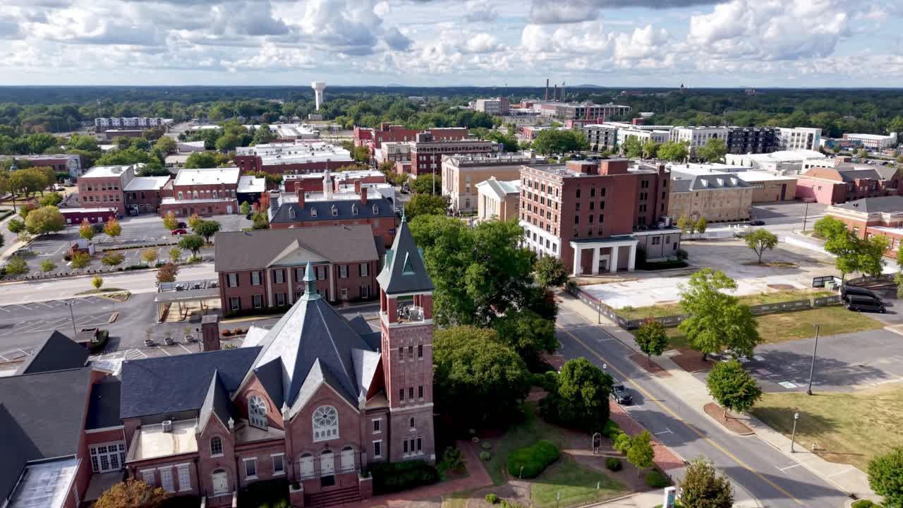 Toma aérea cenital de gran calidad sobre una colina rocosa en Carolina del Sur, SC