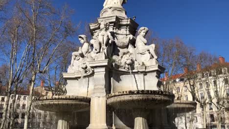 cae sobre la estatua