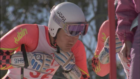 Skifahrer-Bereiten-Sich-Auf-Rennen-Vor