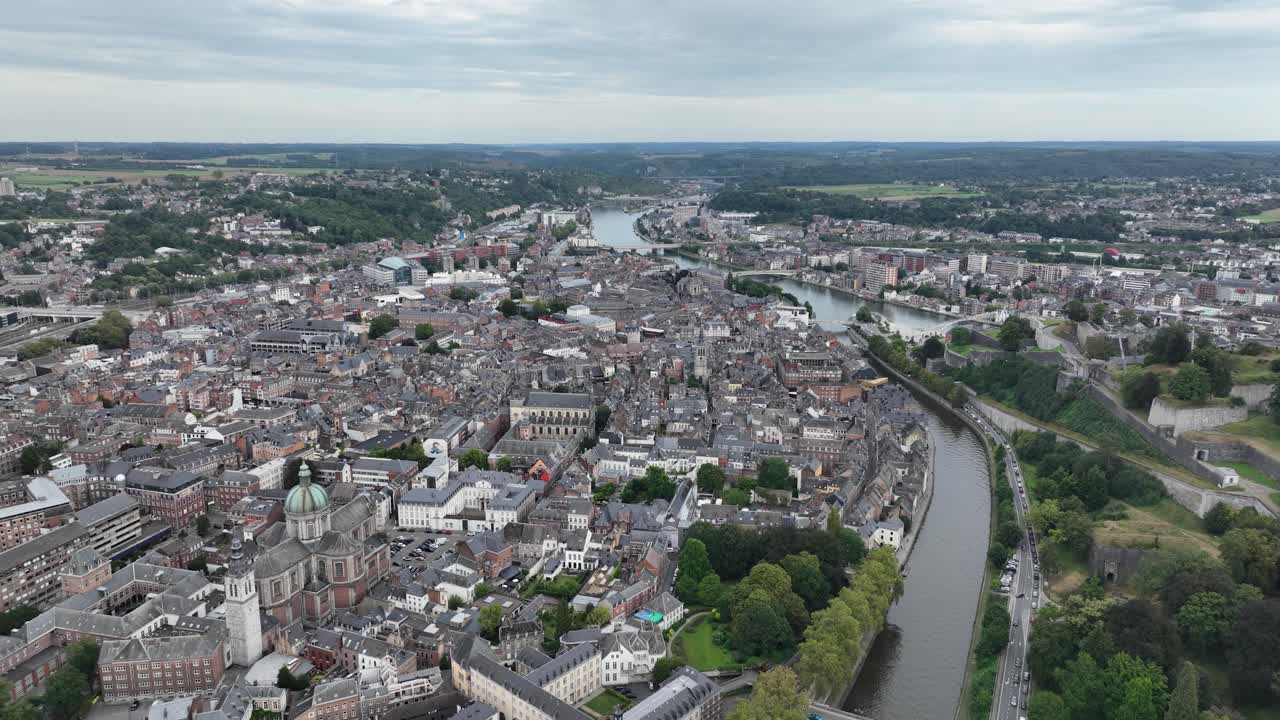 Namur, Belgio, panoramica del centro città, ambiente urbano. Video aereo con drone.