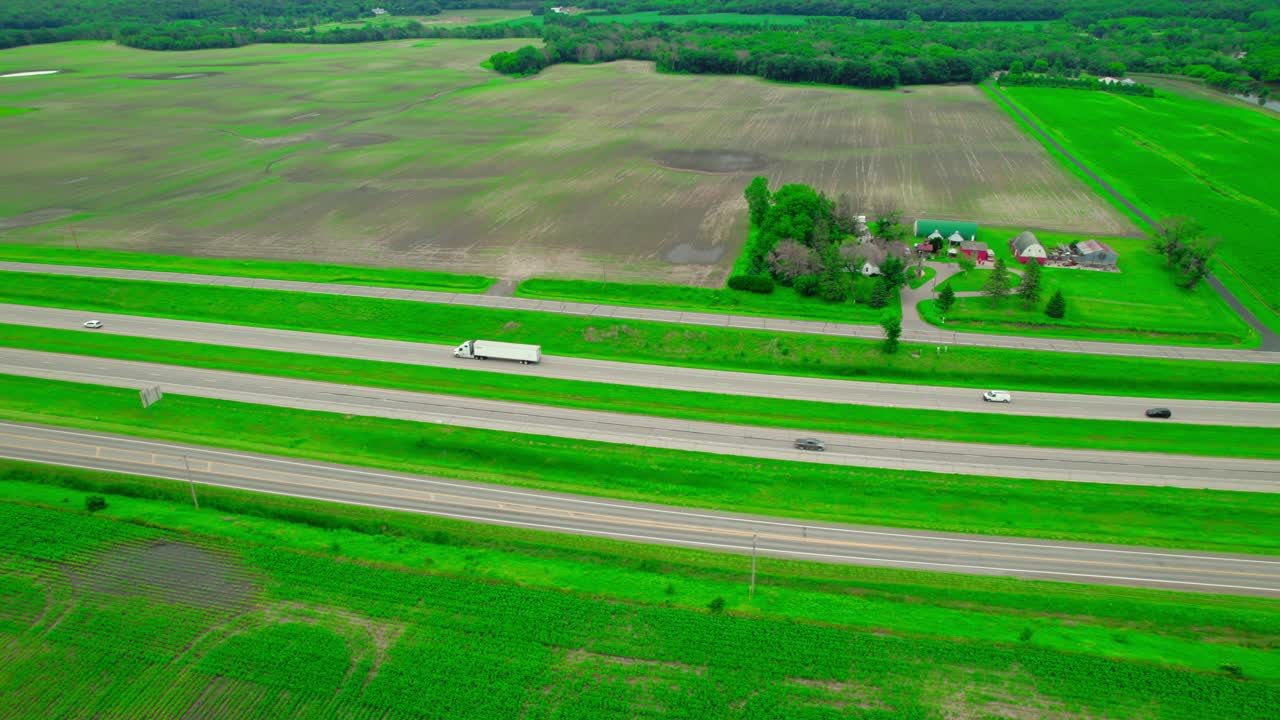 고속도로 와 농경지 의 공중 사진