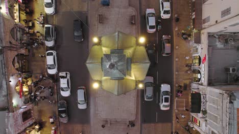 Horizontaler-Blick-Von-Oben-Nach-Unten-Auf-Den-Uhrenturm-Von-Jaffa,-Während-Autos-Und-Fußgänger-An-#009-Vorbeifahren