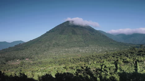 una foto de nubes y niebla rozando las montañas del bosque cafetalero los naranjos en el salvador