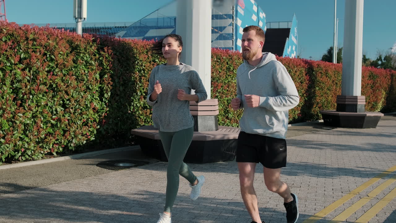 Una pareja corriendo en un parque.