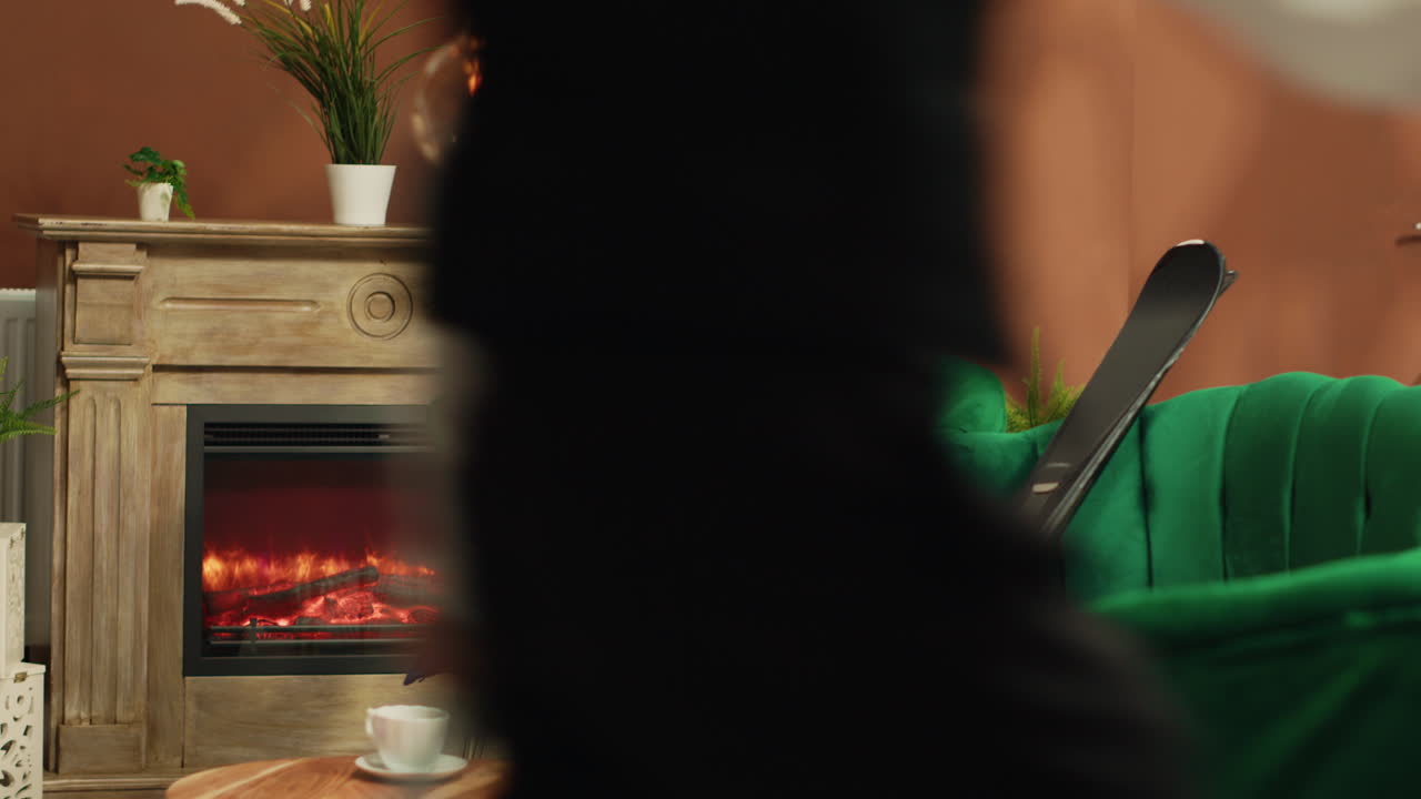 mujer asiática riéndose del teléfono inteligente