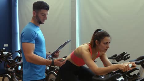 Fit-couple-spinning-in-gym