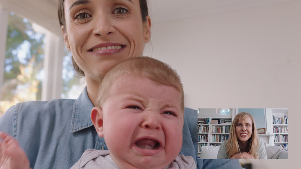 мать и ребенок общаются с другом через веб-камеру наслаждаются общением в видеочате