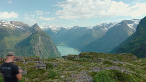 descripción general de oldevatnet desde el pico klovane en olden, noruega con excursionistas turísticos