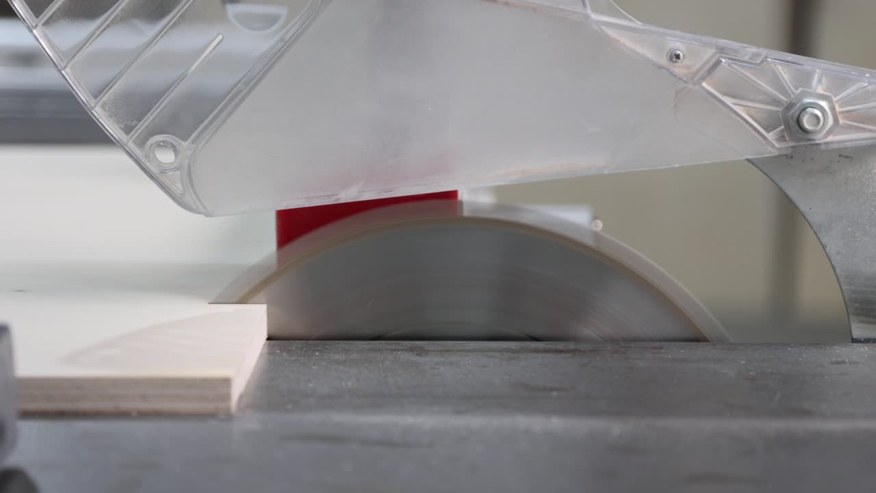 inicio, proceso de corte, detención de la sierra circular de escritorio en el taller de carpintería.