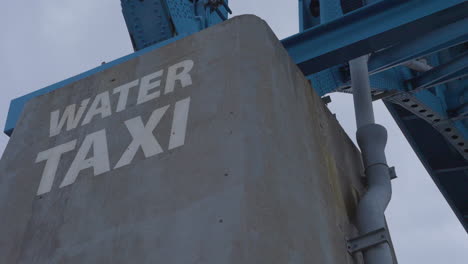 Wassertaxi-Schild-An-Der-Burton-Memorial-Bridge-In-Den-Cleveland-Flats-Great-Lakes