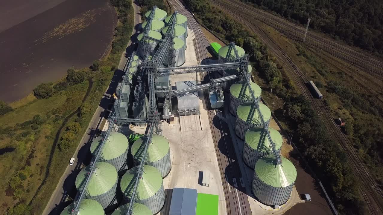 vista aérea de las tierras agrícolas y del silo de granos 08