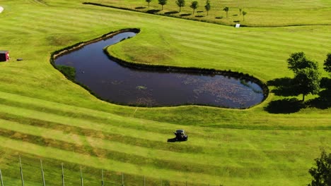 conducción de automóviles eléctricos en un campo verde con obstáculos de agua, club de golf hills en molndal, cerca de gotemburgo