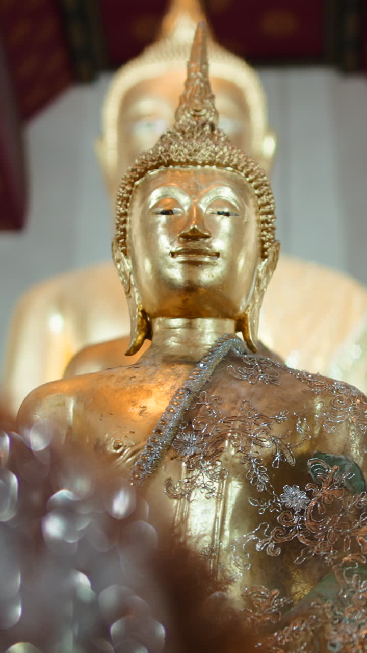 Statua d'oro del Buddha