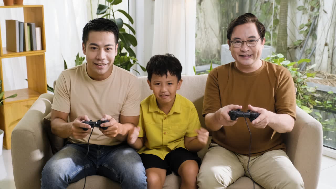 거실 에 있는 아시아인 남자 와 소년