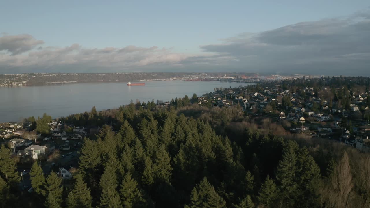 con vistas a un río tranquilo con paisajes urbanos rodeados de exuberante vegetación en proctor, ciudad de tacoma