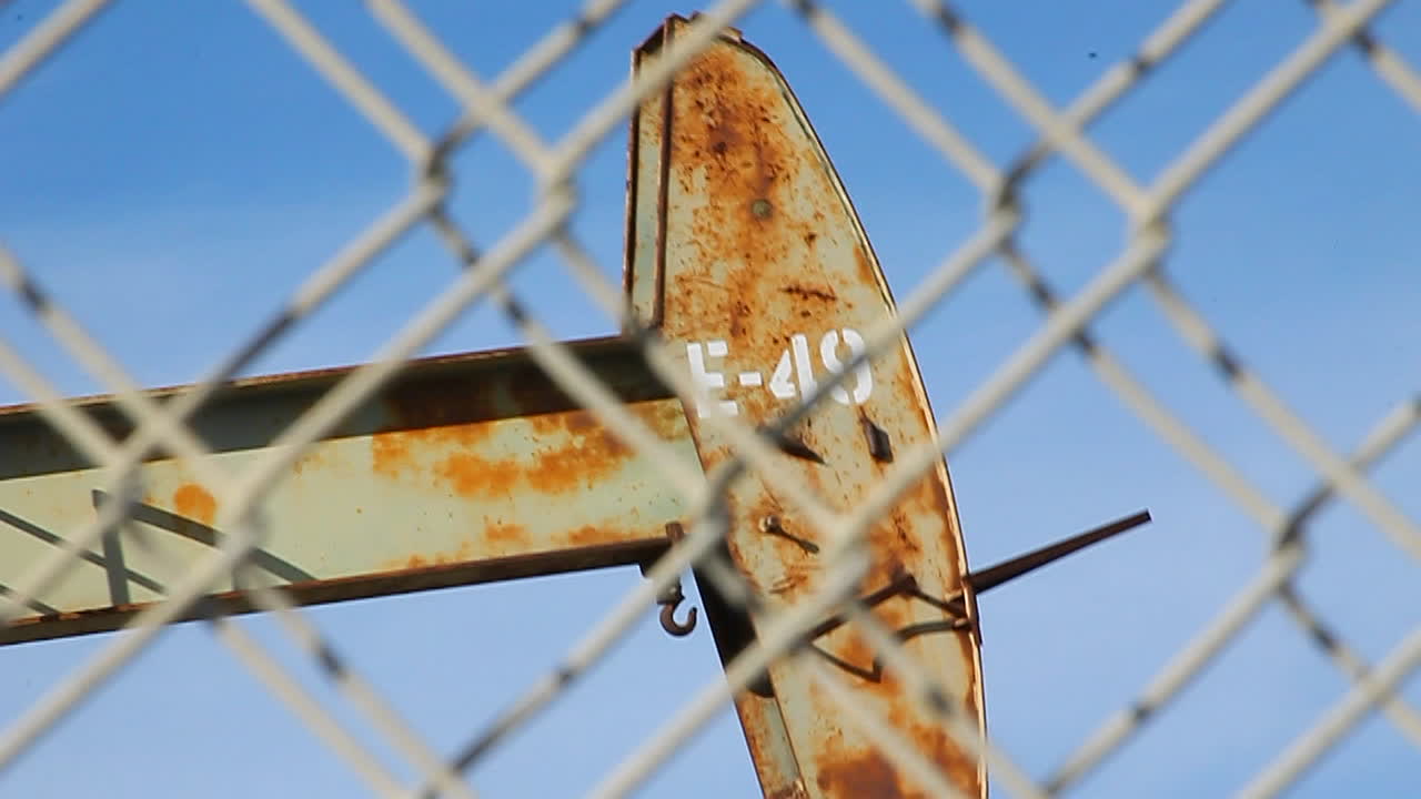 una sola plataforma bombea petróleo en un campo petrolero