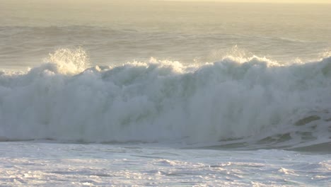 Cámara-Lenta-De-Olas-Rompiendo