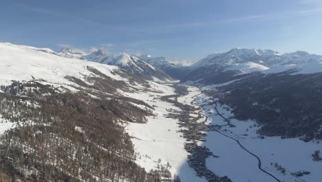 Paisaje-Aéreo-De-Un-Pueblo-De-Livigno-En-Italia,-Situado-En-Un-Valle-Alpino-Entre-Montañas-Altas-Y-Empinadas