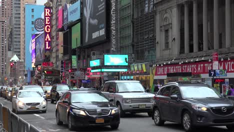 Der-Verkehr-Verläuft-Entlang-Des-Broadway-Mit-Schildern,-Die-Die-Neuesten-Shows-Ankündigen