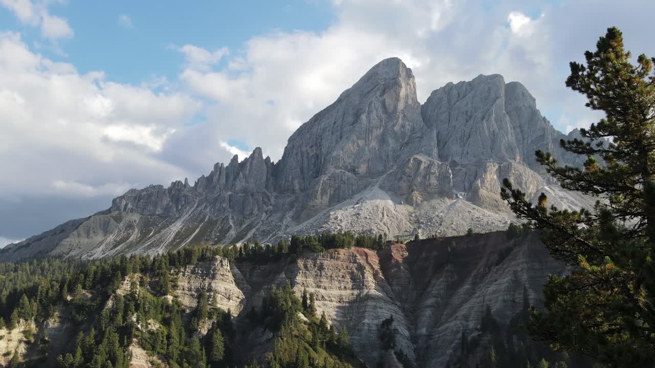 Splendido video aereo con drone delle imponenti montagne dolomitiche nelle Alpi italiane, filmato in 4K in estate