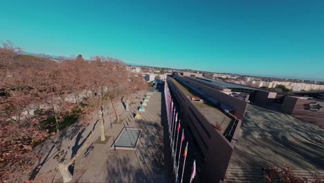 tiro de buceo fpv en cámara lenta de la colección de astas de bandera en le corum en montpellier