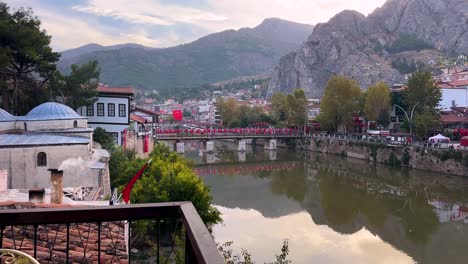 Amasya,-Türkei,-Die-Stadt-Mit-Historischen-Gebäuden,-Felslandschaft,-Luxushotel,-Übernachtung-Am-Flussufer-In-Wunderschöner-Türkischer-Frühstückslandschaft,-Wunderbare-Landschaft,-Alter-Traditioneller-Lebensstil-Auf-Einer-Brücke