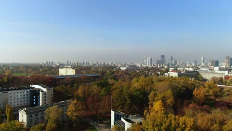 Die-Polnische-Grüne-Stadt-Warschau-Erhöht-Die-Städtische-Grünfläche,-Um-Luftverschmutzung-Und-Smog-Zu-Bekämpfen