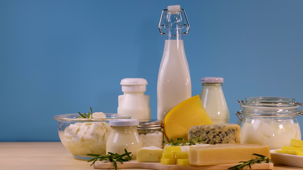 varios productos lácteos dispuestos en una mesa