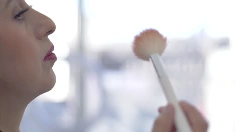 Hermosa-Mujer-Latina-Aplicar-Maquillaje