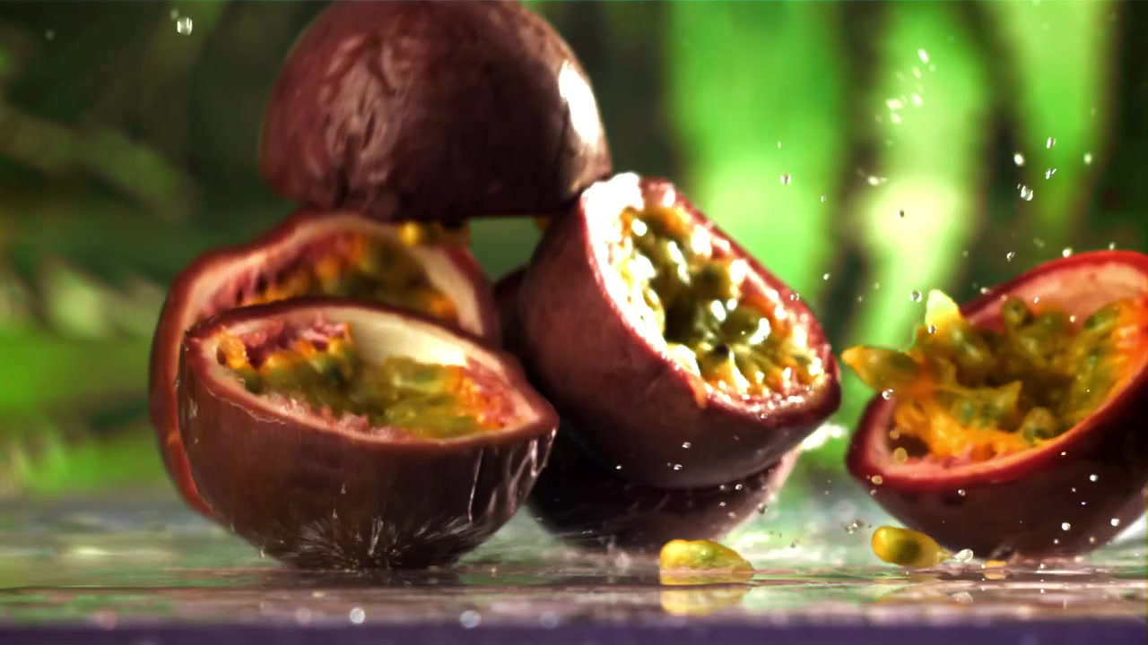 Friske passionsfrugthalvdele sprøjter på våd overflade i slowmotion.