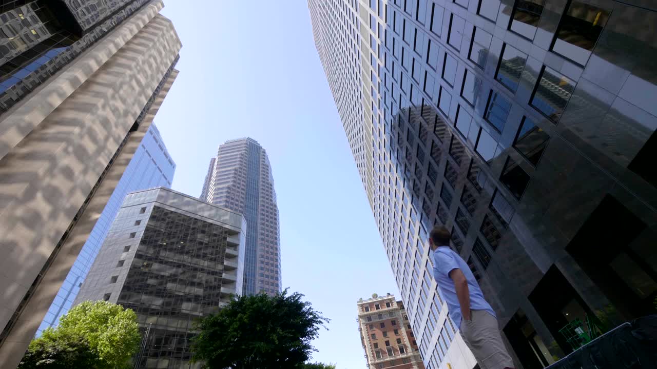 éxito y felicidad en el centro de los ángeles en 4k en cámara lenta