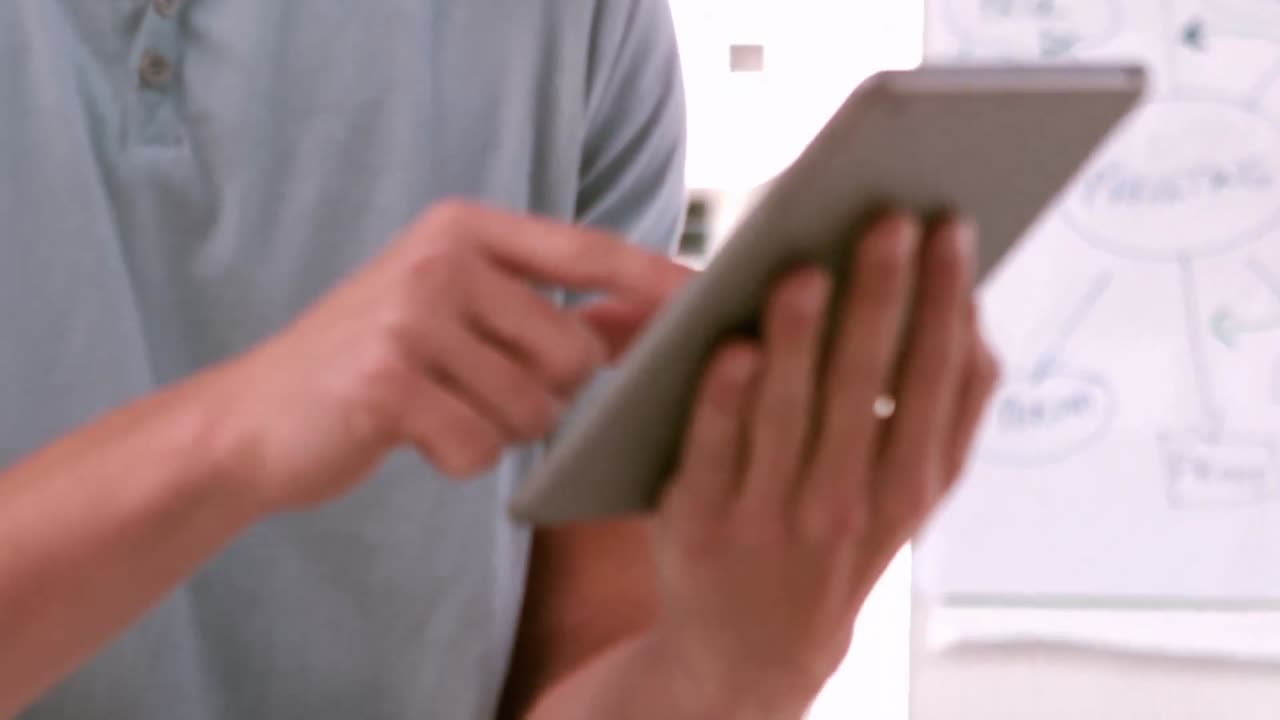 hombre de negocios casual usando su tableta